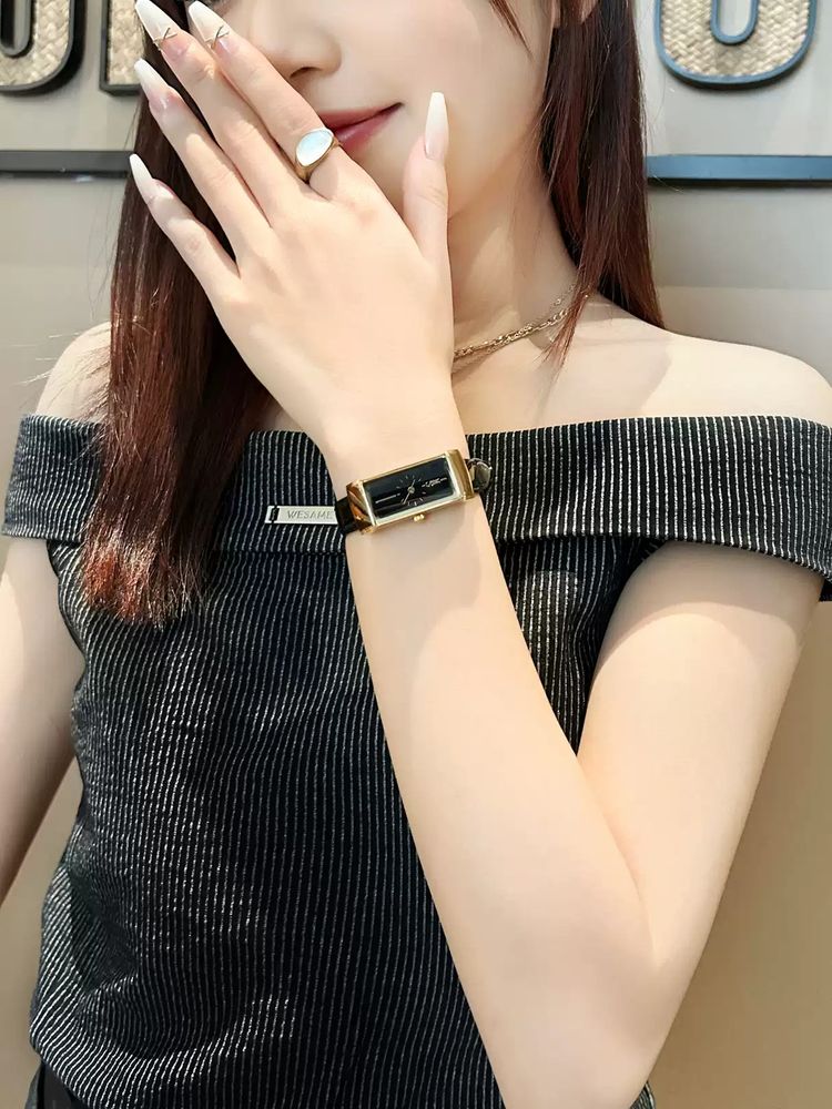 ساعة نسائية فاخرة ماركة سويسرية مقاومة للماء و الخدوش